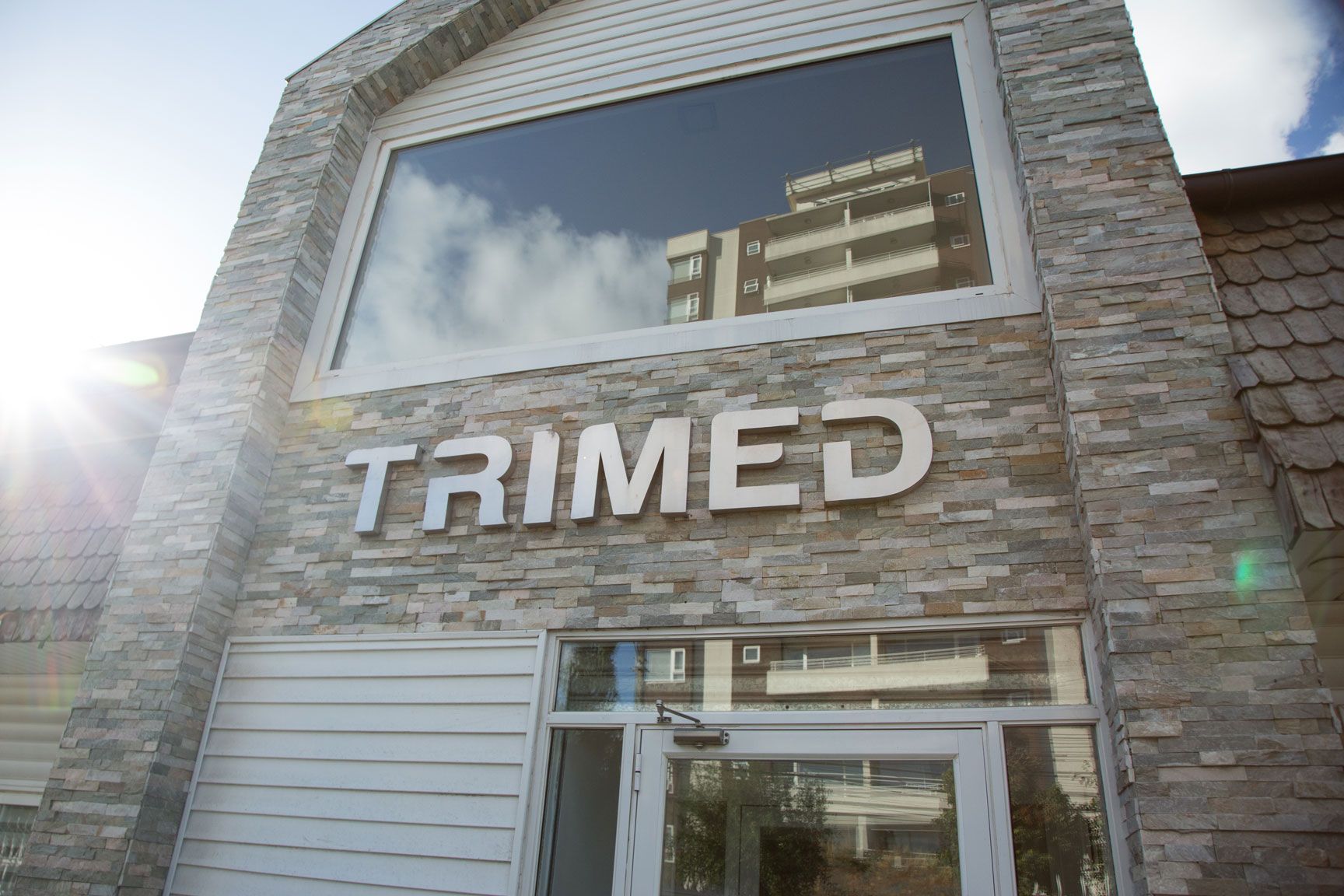 Fachada de la casa TRIMED en avenida Holandesa